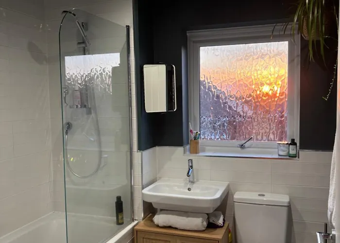 Stylish Double Females And Couples Only * Harrogate